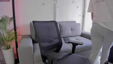 Im Chirs IM MODEL INDEPENDT online show from January 7, 4:05 pm