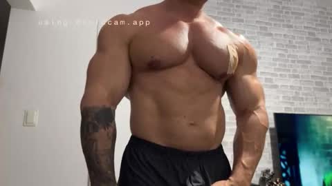 couplemuscle40 online show from December 4, 1:01 am