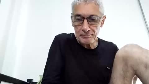 Snapshot of cucaio18 chatting on December 19, 2:01 am BIG UNCUT HARD COCK online show from December 19, 2:01 am