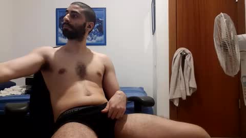 cuteguy52 online show from April 29, 10:38 pm