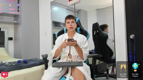 Snapshot of daddyrich4u chatting on December 3, 9:23 pm daddyrich4u online show from December 3, 9:23 pm