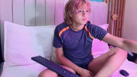 D A N online show from March 30, 8:32 pm