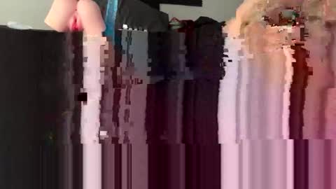 Dee online show from February 8, 6:56 pm