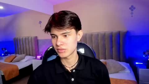 derek_sinn online show from April 18, 8:09 pm