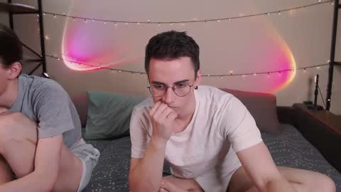 Snapshot of dontknowloool chatting on March 3, 5:12 pm EliotKenny online show from March 3, 5:12 pm