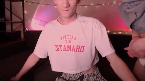 Snapshot of dontknowloool chatting on October 18, 6:13 pm EliotKenny online show from October 18, 6:13 pm