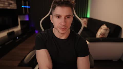 Dorian Reyes online show from February 16, 9:16 pm