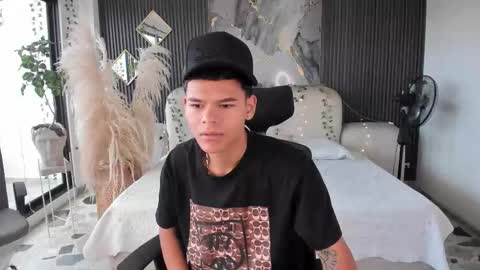 dylanroyce_ online show from March 5, 12:56 pm