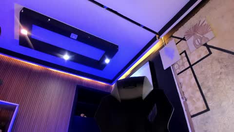 dylanroyce_ online show from April 7, 12:49 pm