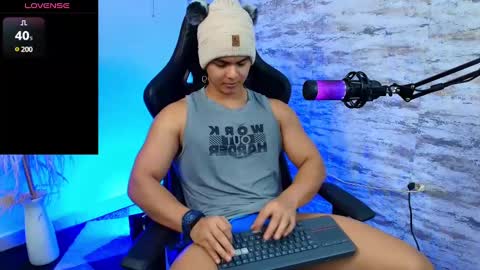 Snapshot of edward__clarck chatting on December 4, 4:21 am EDWARD CLARCK online show from December 4, 4:21 am