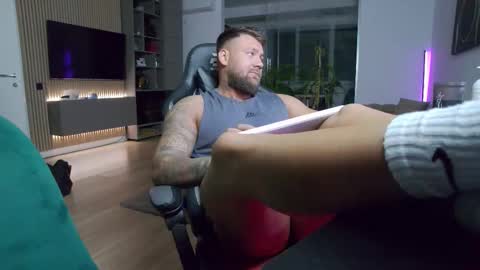 Erik online show from December 18, 9:33 pm