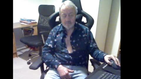 Snapshot of erasmus_d chatting on December 31, 6:13 pm erasmus_d online show from December 31, 6:13 pm