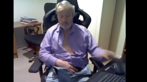 Snapshot of erasmus_d chatting on January 7, 6:03 pm erasmus_d online show from January 7, 6:03 pm