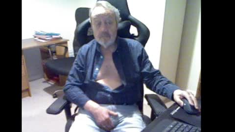 Snapshot of erasmus_d chatting on January 28, 5:35 pm erasmus_d online show from January 28, 5:35 pm