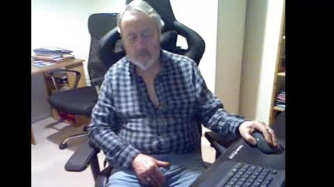 Snapshot of erasmus_d chatting on October 16, 5:21 pm erasmus_d online show from October 16, 5:21 pm