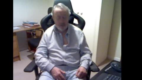 Snapshot of erasmus_d chatting on February 20, 6:35 pm erasmus_d online show from February 20, 6:35 pm