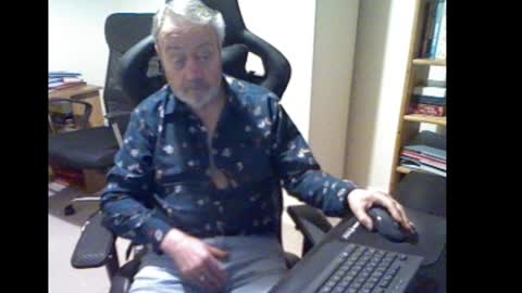 Snapshot of erasmus_d chatting on December 21, 6:34 pm erasmus_d online show from December 21, 6:34 pm