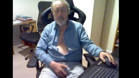 Snapshot of erasmus_d chatting on December 3, 5:45 pm erasmus_d online show from December 3, 5:45 pm