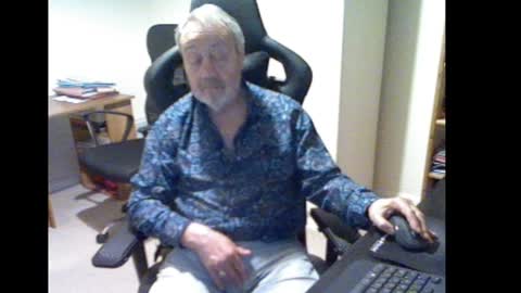 Snapshot of erasmus_d chatting on December 7, 6:15 pm erasmus_d online show from December 7, 6:15 pm