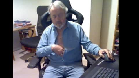Snapshot of erasmus_d chatting on October 17, 5:28 pm erasmus_d online show from October 17, 5:28 pm