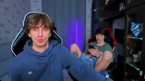 Snapshot of esthetics_boys chatting on March 6, 3:24 am LOUIS online show from March 6, 3:24 am