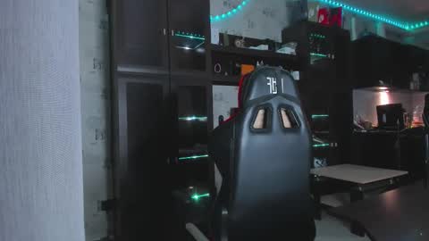 Snapshot of esthetics_boys chatting on October 14, 9:11 pm LOUIS online show from October 14, 9:11 pm