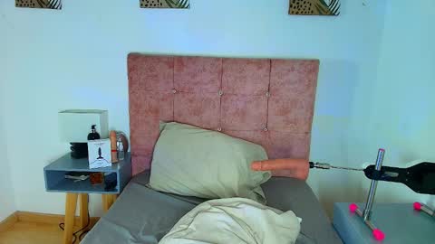 ethan  online show from February 7, 5:03 am