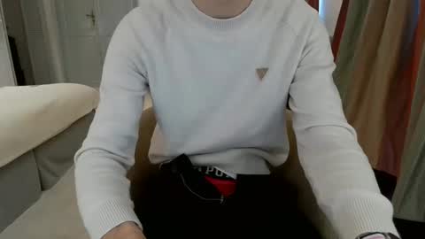 Snapshot of french_666999 chatting on February 10, 10:20 am French 666999 online show from February 10, 10:20 am