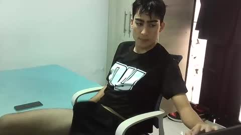 Snapshot of gamertwink19 chatting on October 30, 7:15 pm gamertwink19 online show from October 30, 7:15 pm