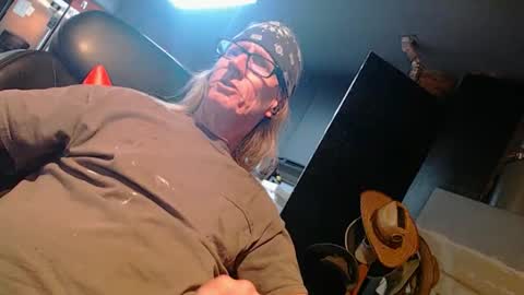 handystud33 online show from March 4, 7:37 am