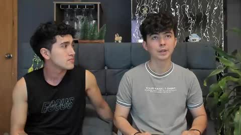 Alex and Camilo online show from March 3, 9:45 pm