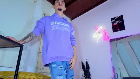 kelvis online show from January 8, 7:35 am