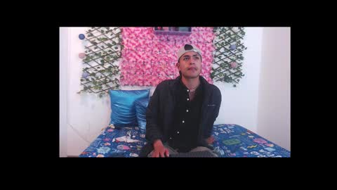 Snapshot of iam_lukas__ chatting on September 19, 11:43 am iam_lukas__ online show from September 19, 11:43 am