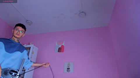 IAN CASTILLO online show from November 10, 11:15 am