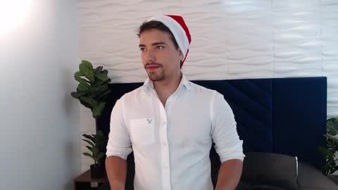 Snapshot of ian_davis chatting on December 7, 5:31 pm Ian Davis online show from December 7, 5:31 pm