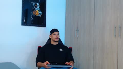 Snapshot of ian_hammer chatting on January 4, 1:42 am I A N -- H A M M E R online show from January 4, 1:42 am