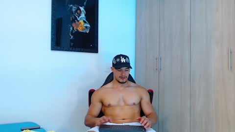 Snapshot of ian_hammer chatting on January 21, 7:50 pm I A N -- H A M M E R online show from January 21, 7:50 pm