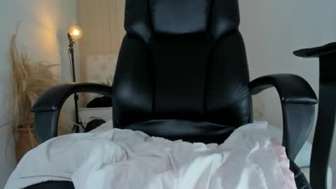 isaac_cryston online show from February 11, 10:59 pm