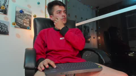 Snapshot of jacobstones_ chatting on December 19, 6:12 am JACOB STONES online show from December 19, 6:12 am