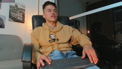 Snapshot of jacobstones_ chatting on February 13, 6:52 am JACOB STONES online show from February 13, 6:52 am