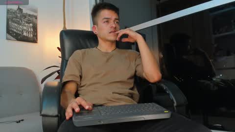 Snapshot of jacobstones_ chatting on February 23, 7:28 am JACOB STONES online show from February 23, 7:28 am