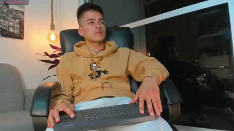 Snapshot of jacobstones_ chatting on February 11, 4:55 am JACOB STONES online show from February 11, 4:55 am