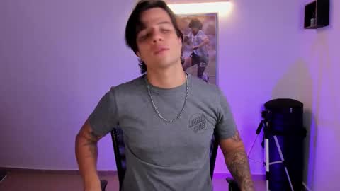 Snapshot of jayalvarrez_ chatting on September 20, 8:42 pm Jay Alvarrez online show from September 20, 8:42 pm