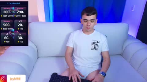 Snapshot of jey_keler chatting on October 15, 1:13 am jey keler online show from October 15, 1:13 am