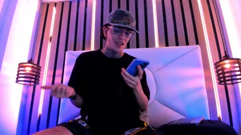 johnsonisaac94  online show from September 18, 2:02 am