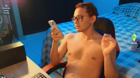 Snapshot of josh_18cm chatting on October 22, 9:57 am josh_18cm online show from October 22, 9:57 am