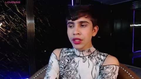 joshua_saenz_ online show from April 30, 5:14 am