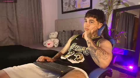 juan_alvarez18 online show from February 27, 4:35 am