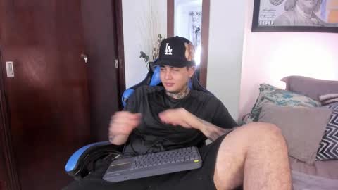 juan_alvarez18 online show from November 16, 12:24 am