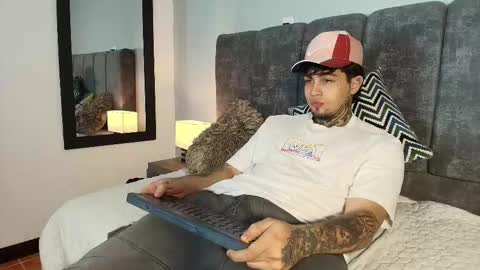 juan_alvarez18 online show from January 9, 3:34 am